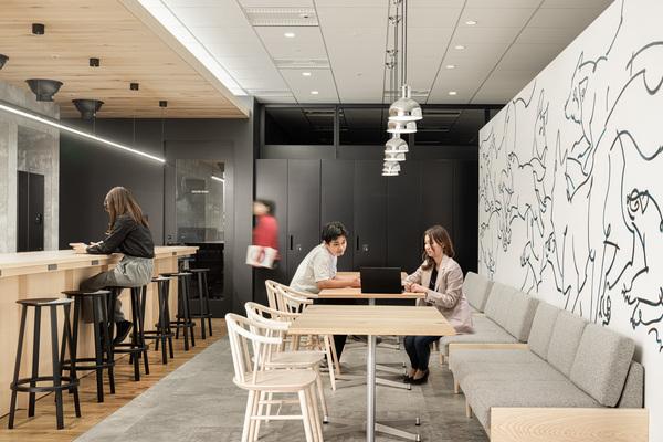 役職や立場を超えて率直に意見できる環境で、自身のキャリアを積み上げる