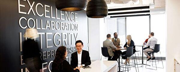 チームプレイを大切に、シームレスに統合されたグローバルチーム